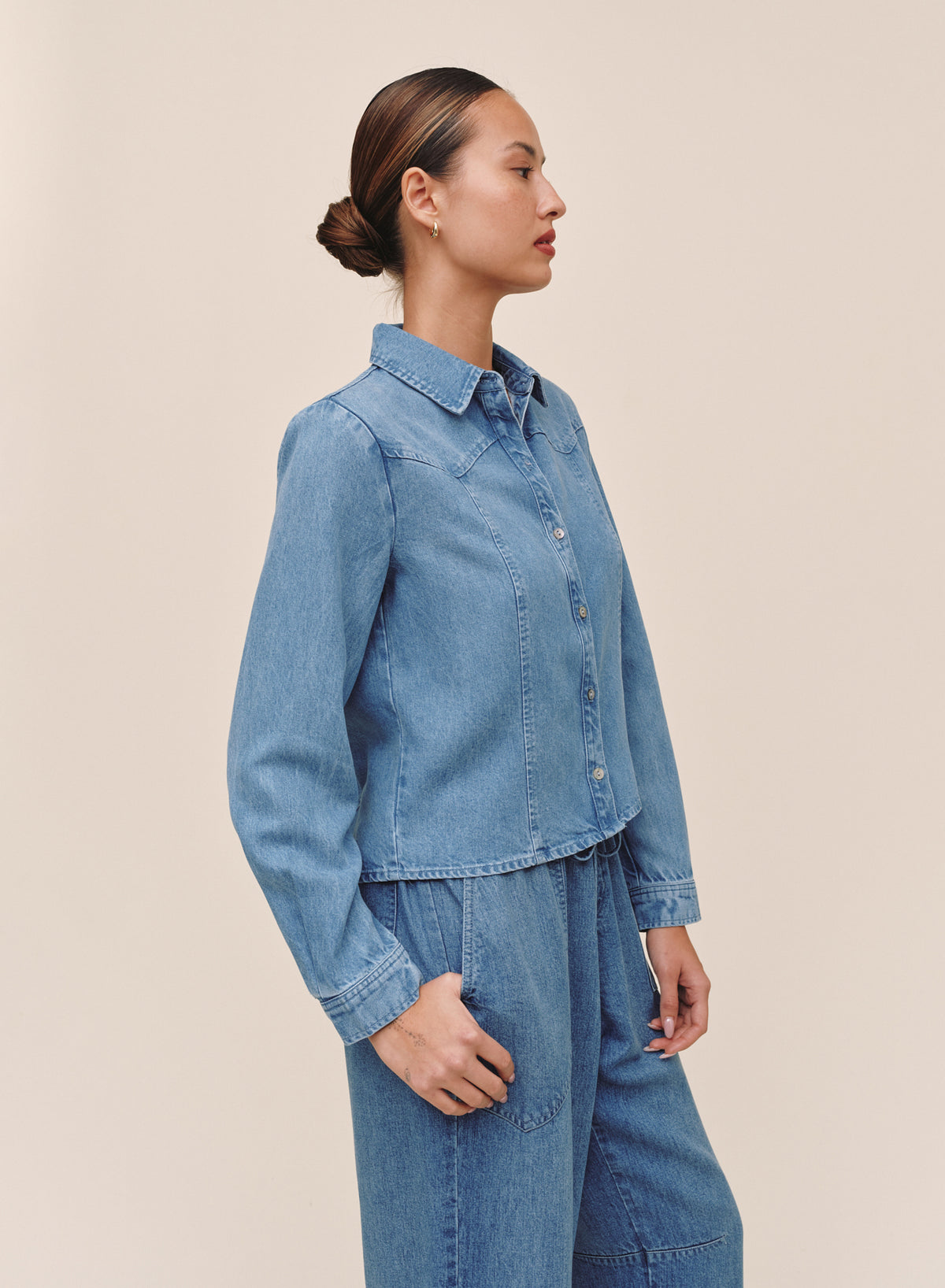 B20302-F85-009 - SEAMED WESTERN YOKE CROP SHIRT