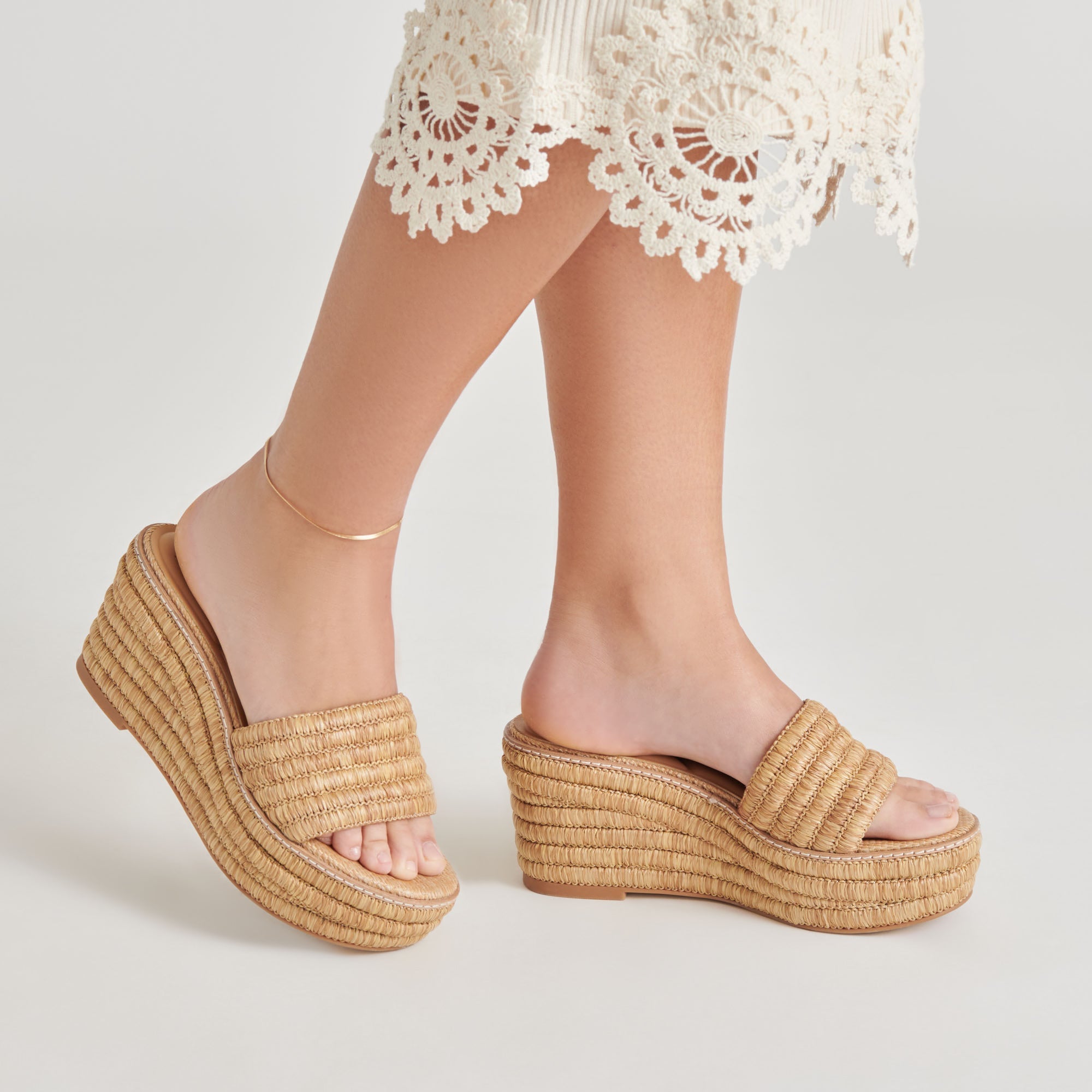 Throne Wedges Light Natural Raffia