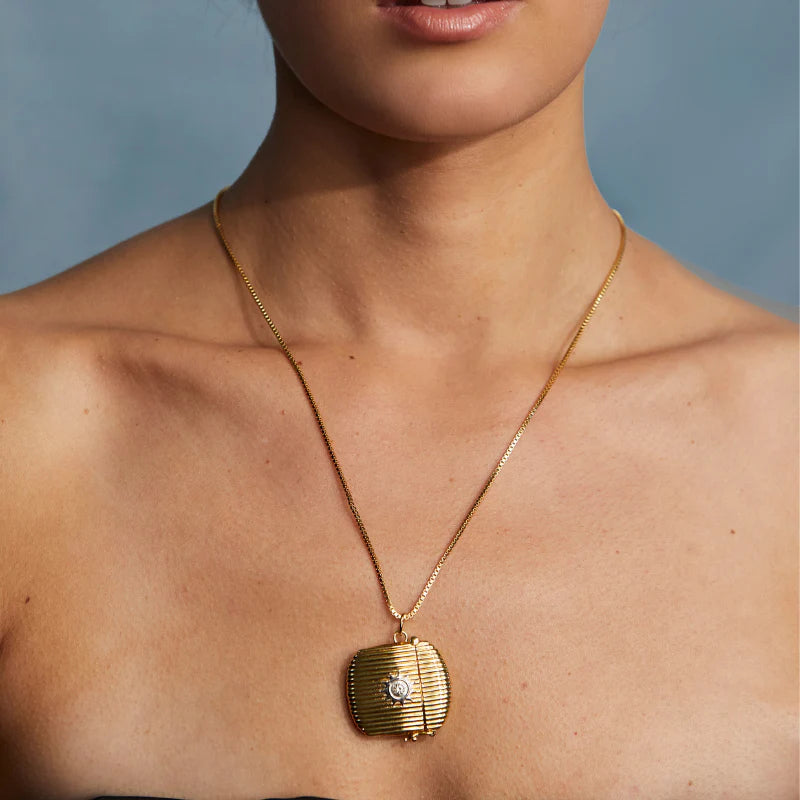 Ribbed Vesta Case Necklace