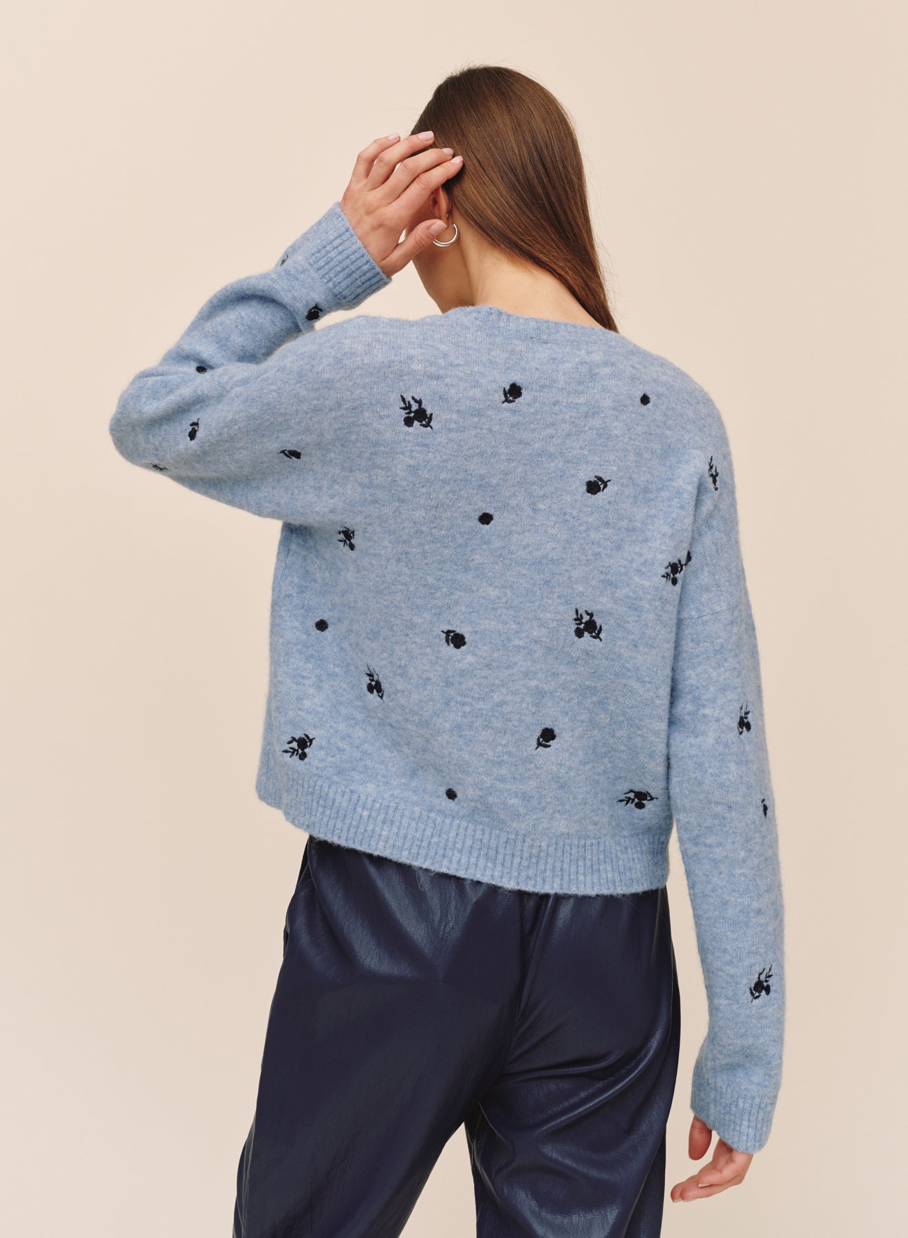 B20225-L99-304 - EMBROIDERED CREW NECK SWEATER